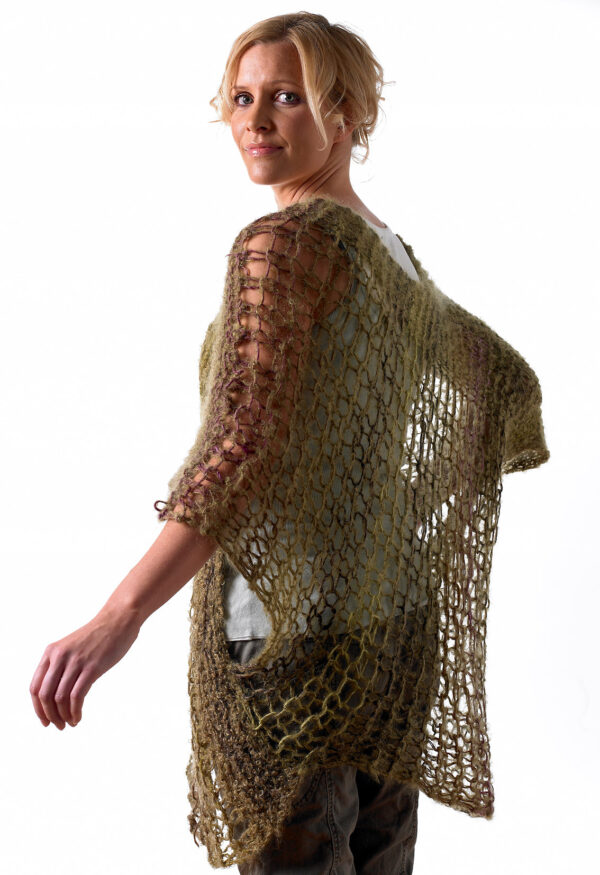 Etneb poncho haandstrik strikkebog lottekjaerdesign 1