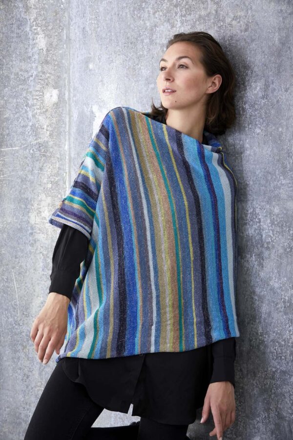 Stine poncho unikastrik lottekjaerdesign blaa 1a